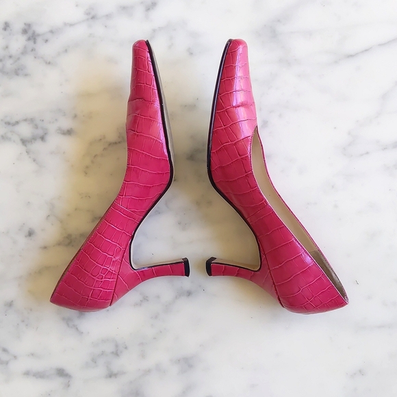 Karen Scott Leather Upper Fuchsia Crocodile Pump with 3" heels. - Picture 3 of 6